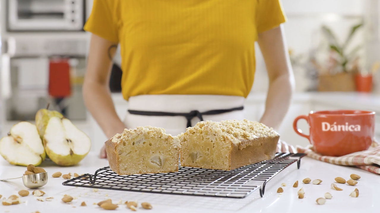 Budín de peras con crumble de almendras